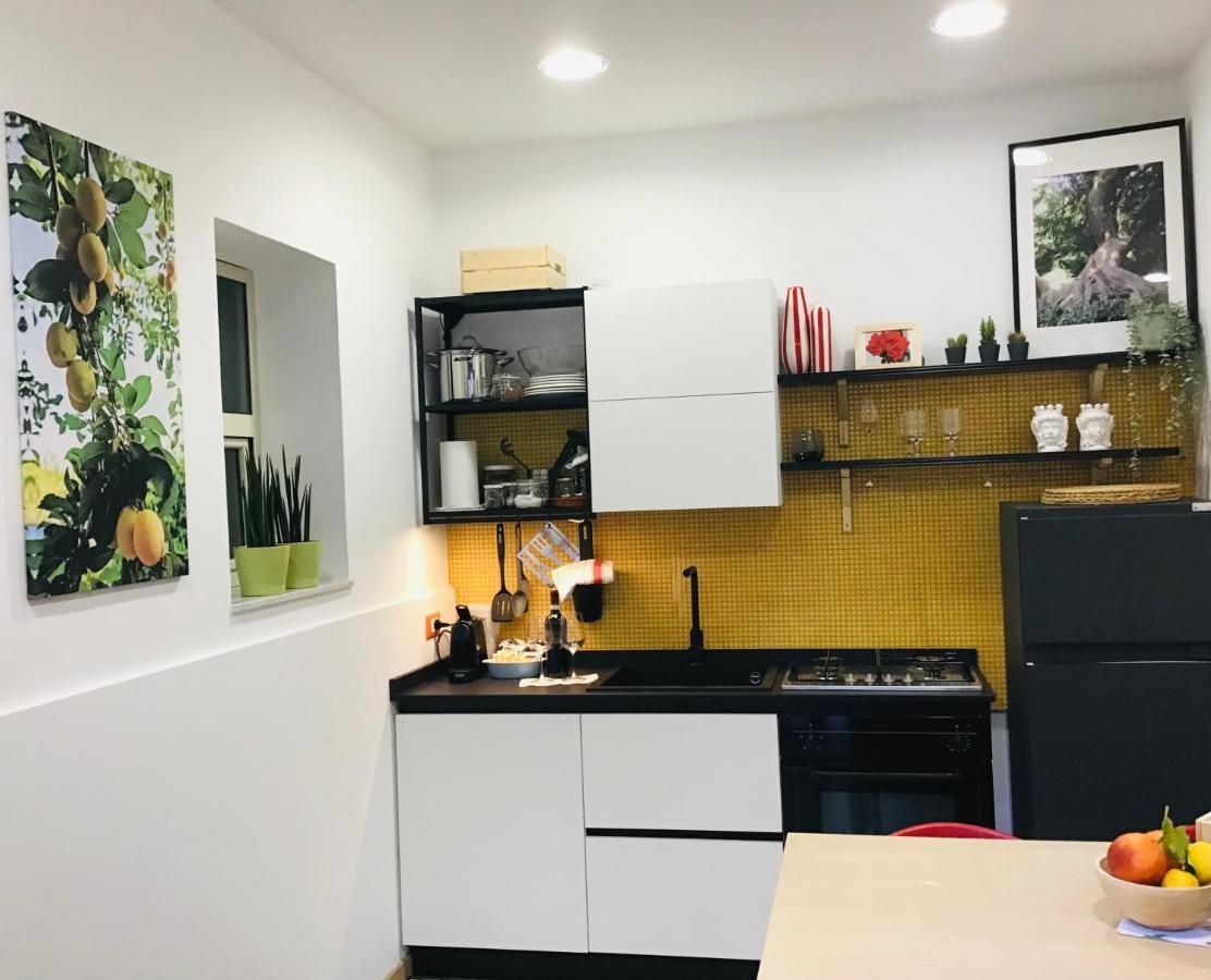 Lavica Di Mezzo Apartments คาตาเนีย ภายนอก รูปภาพ